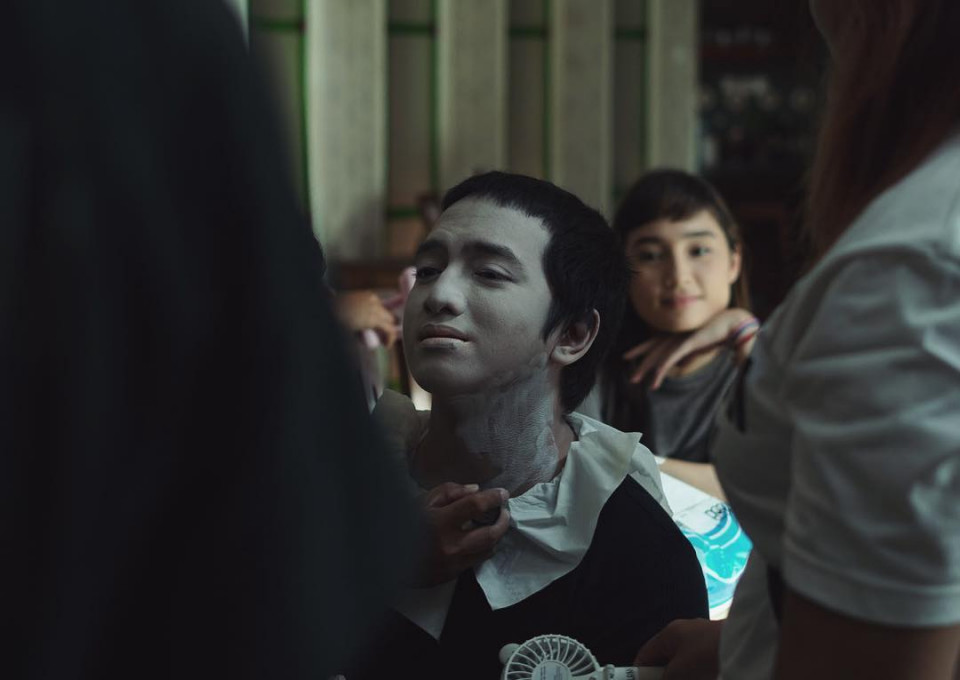 Di balik layar film Ghost Writer saat Ge Pamungkas dirias sebagai hantu